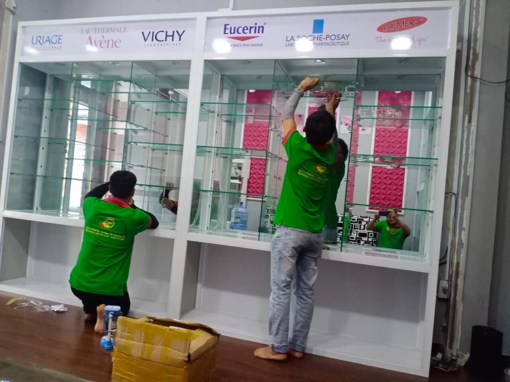 Chuyển shop Mỹ phẩm, Tháo gỡ quầy kính inox, lắp đặt tủ quầy kính inox, Bốc hàng hóa mỹ phẩm, Bốc xếp văn phòng phẩm, Bốc xếp bàn ghế